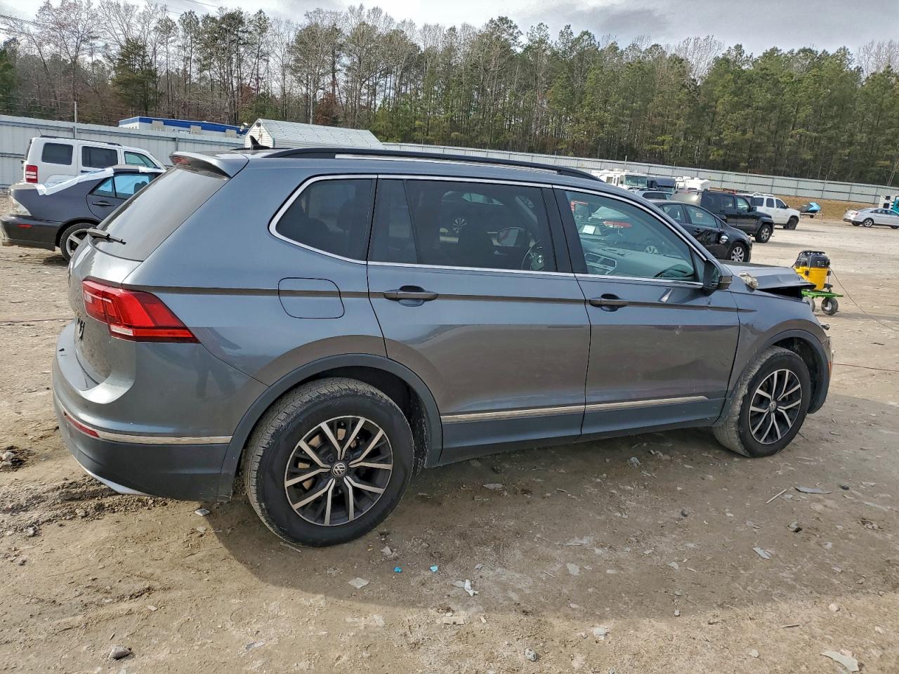 2021 VOLKSWAGEN TIGUAN SE photo 3