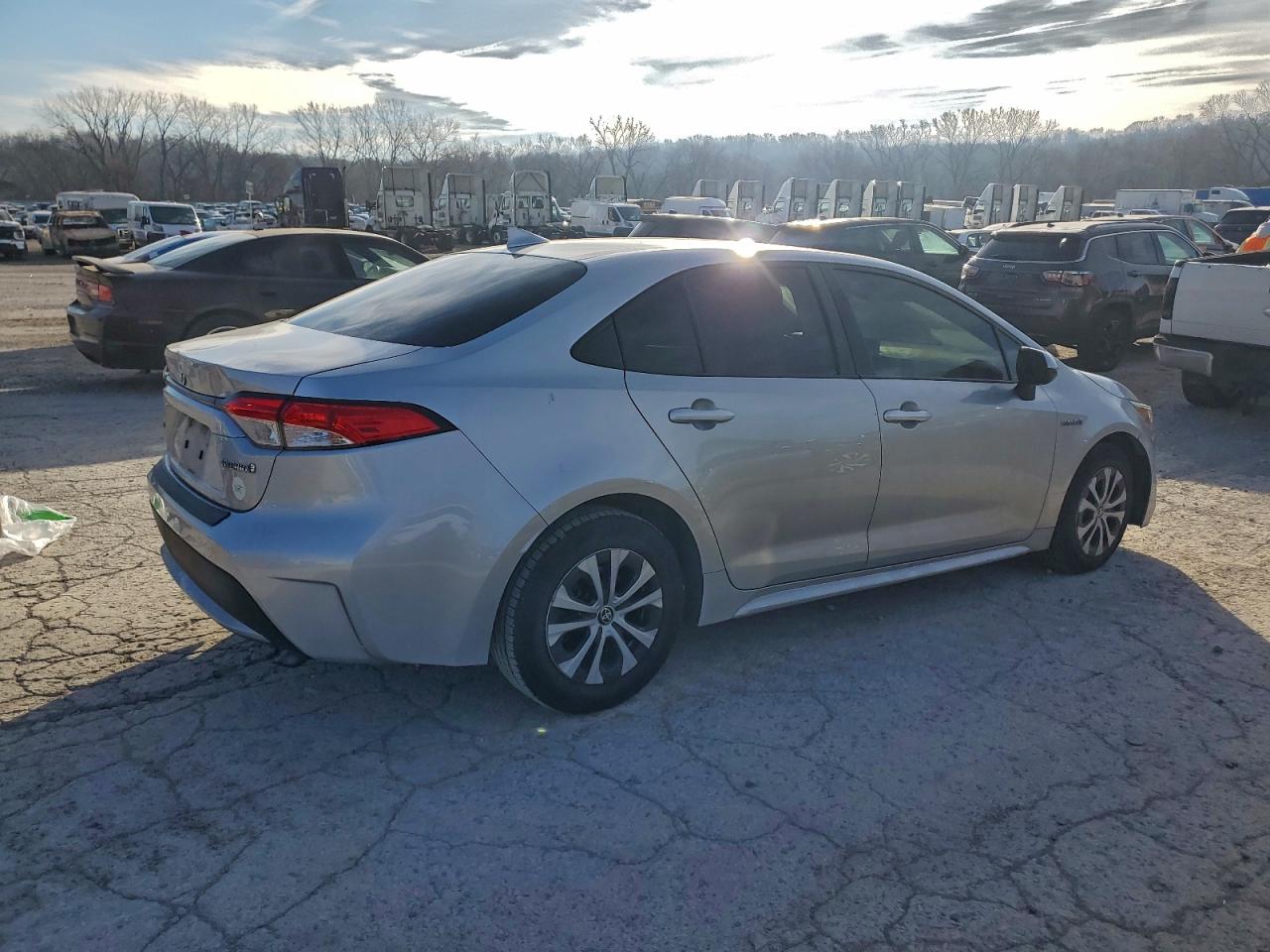 2021 TOYOTA COROLLA LE photo 3