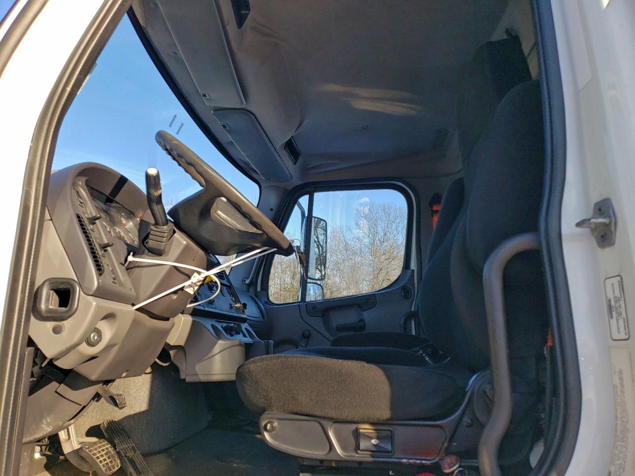 2015 FREIGHTLINER M2 106 MED - Box Truck photo 7