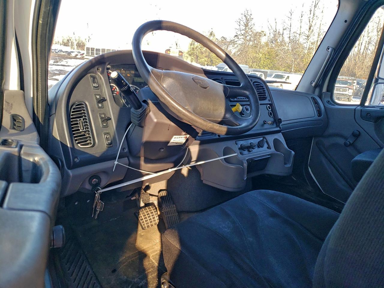 2015 FREIGHTLINER M2 106 MED - Box Truck photo 8