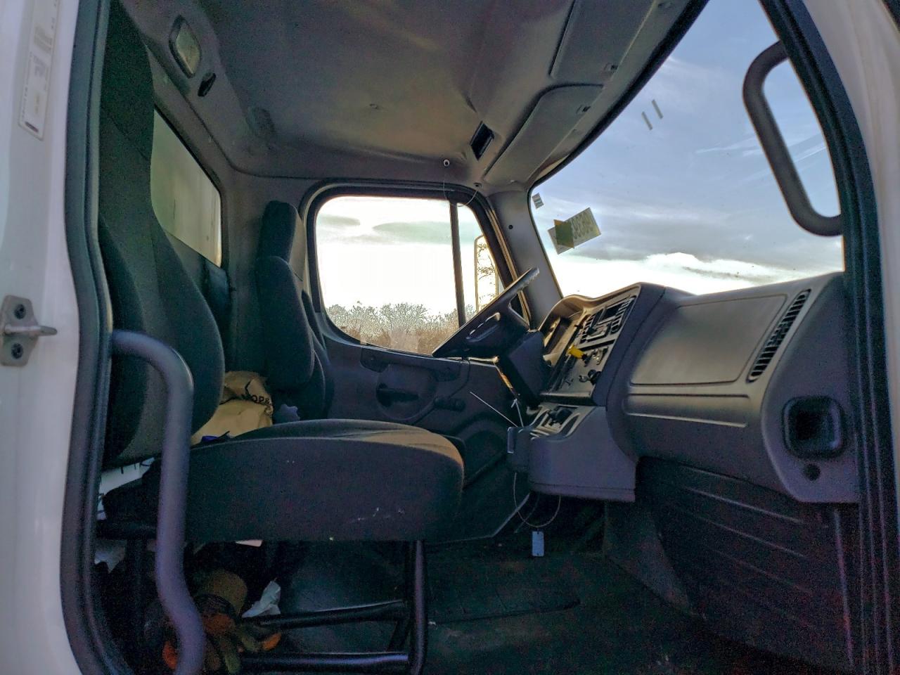 2015 FREIGHTLINER M2 106 MED - Box Truck photo 11