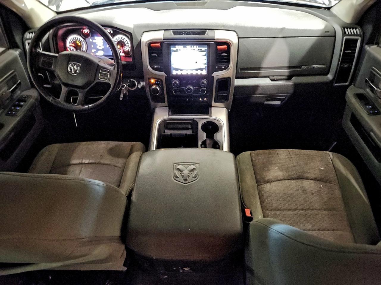 2016 RAM 1500 SLT photo 8