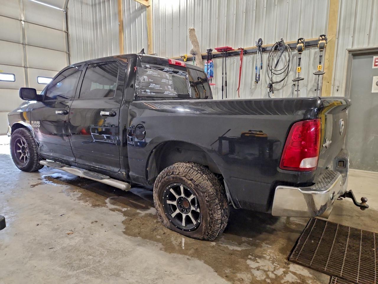 2016 RAM 1500 SLT photo 2