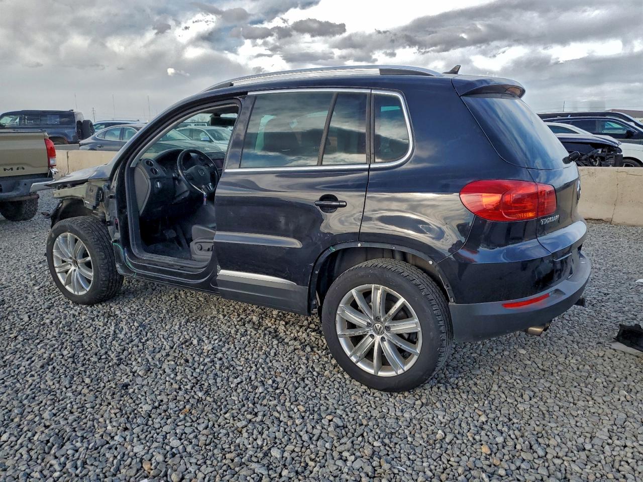 2016 VOLKSWAGEN TIGUAN S photo 2