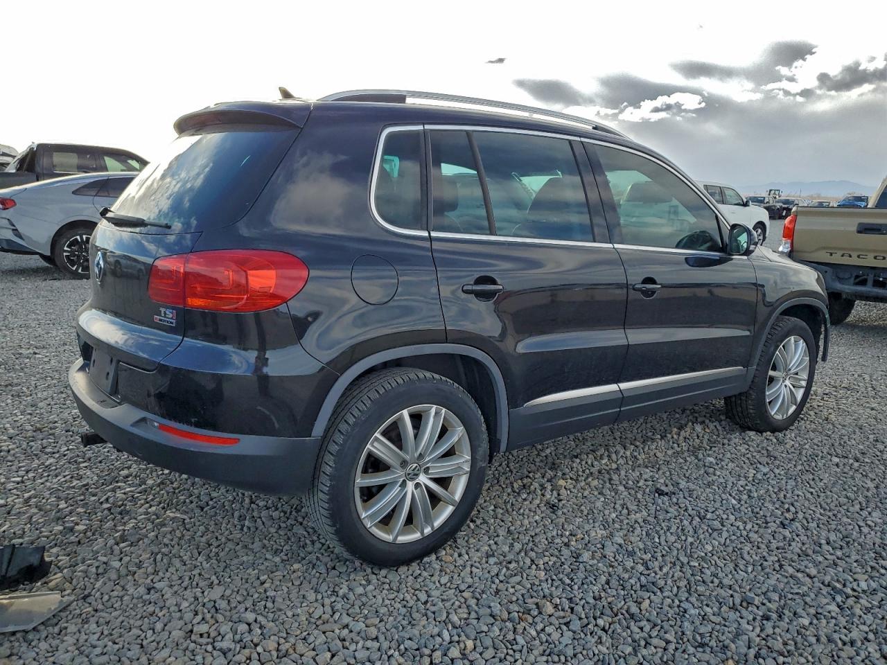 2016 VOLKSWAGEN TIGUAN S photo 3