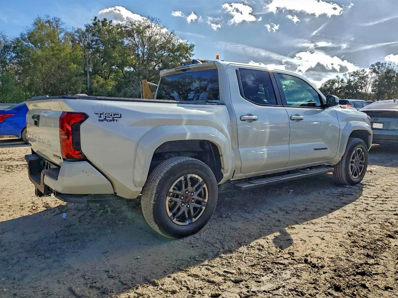 2025 TOYOTA TACOMA DOUBLE CAB photo 3