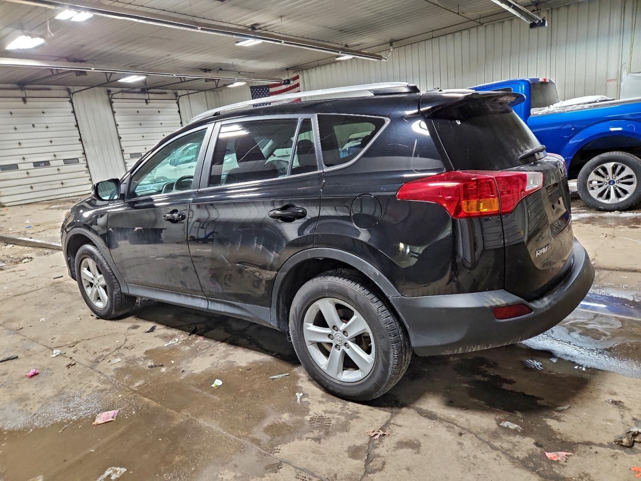 2014 TOYOTA RAV4 XLE photo 3