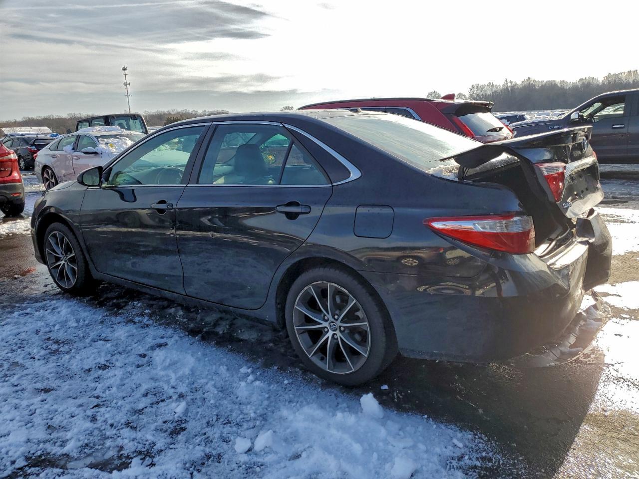 2015 TOYOTA CAMRY LE photo 2