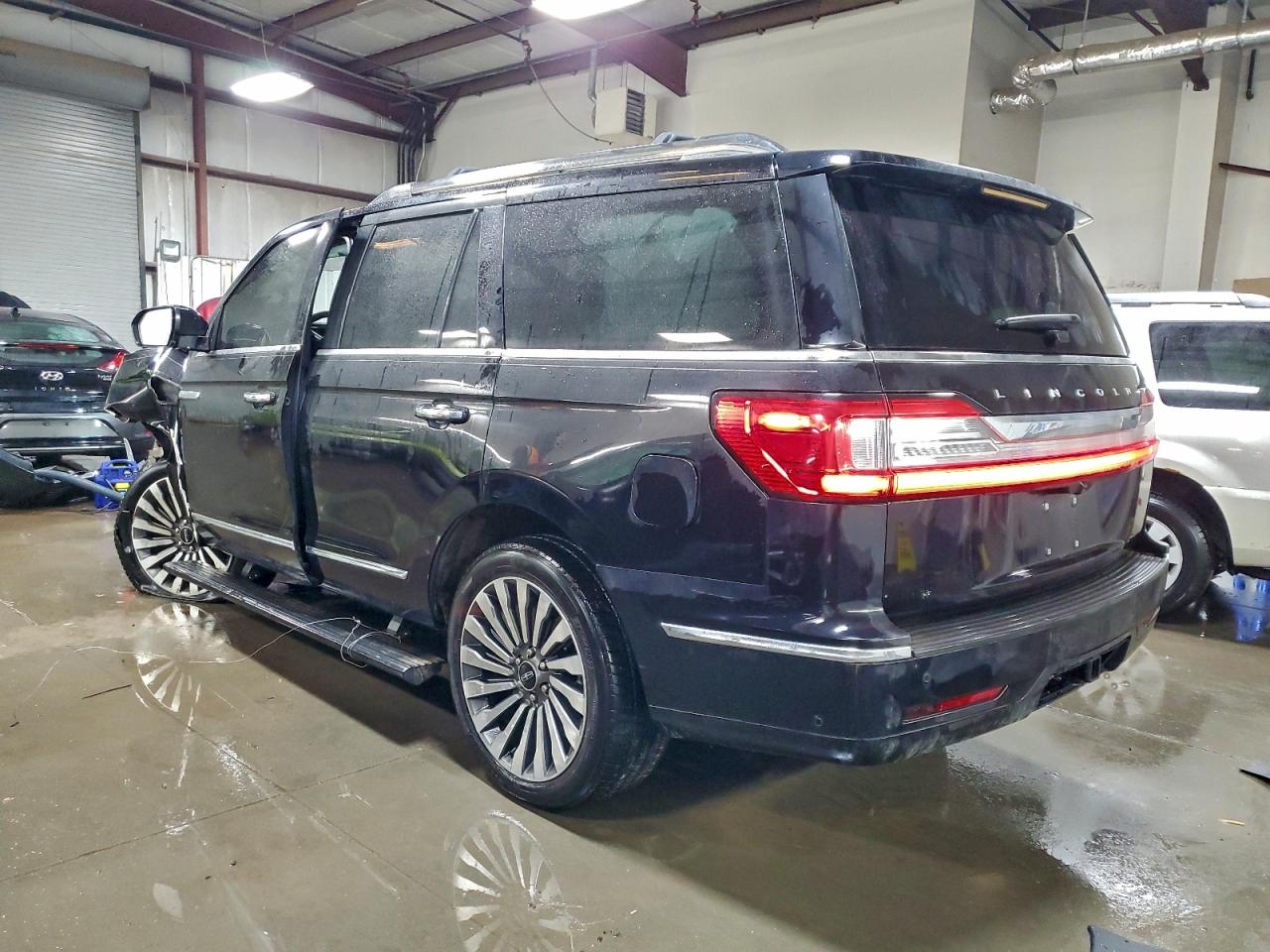 2019 LINCOLN NAVIGATOR RESERVE photo 2