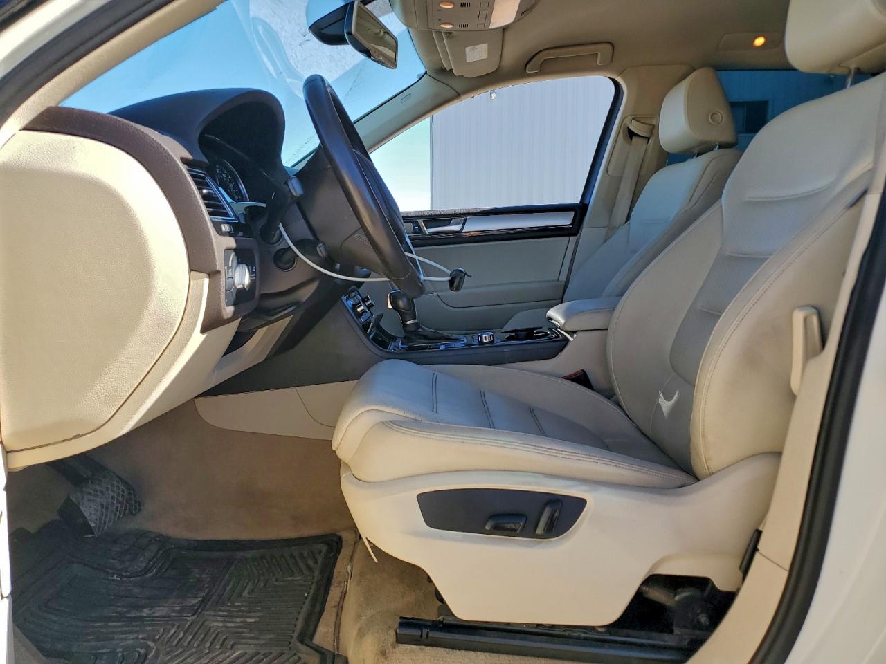 2012 VOLKSWAGEN TOUAREG V6 TDI photo 7