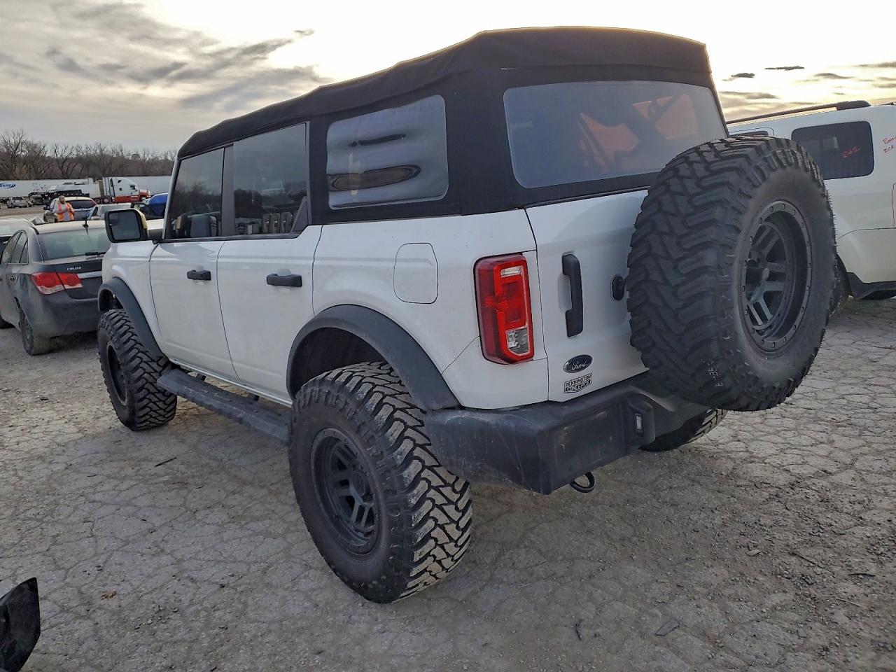2022 FORD BRONCO BASE photo 2