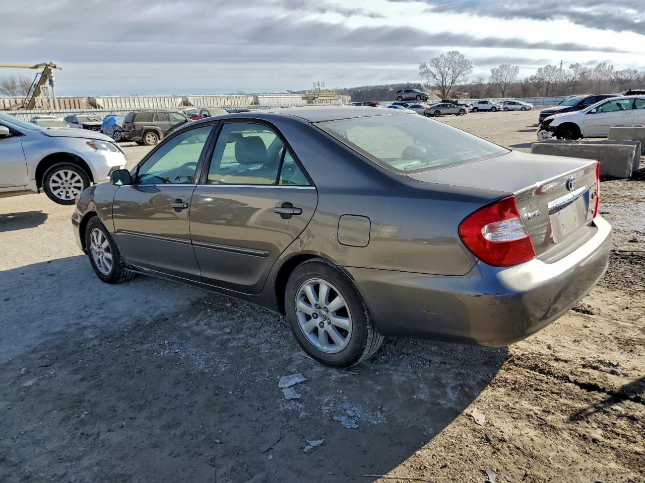 2002 TOYOTA CAMRY LE photo 2