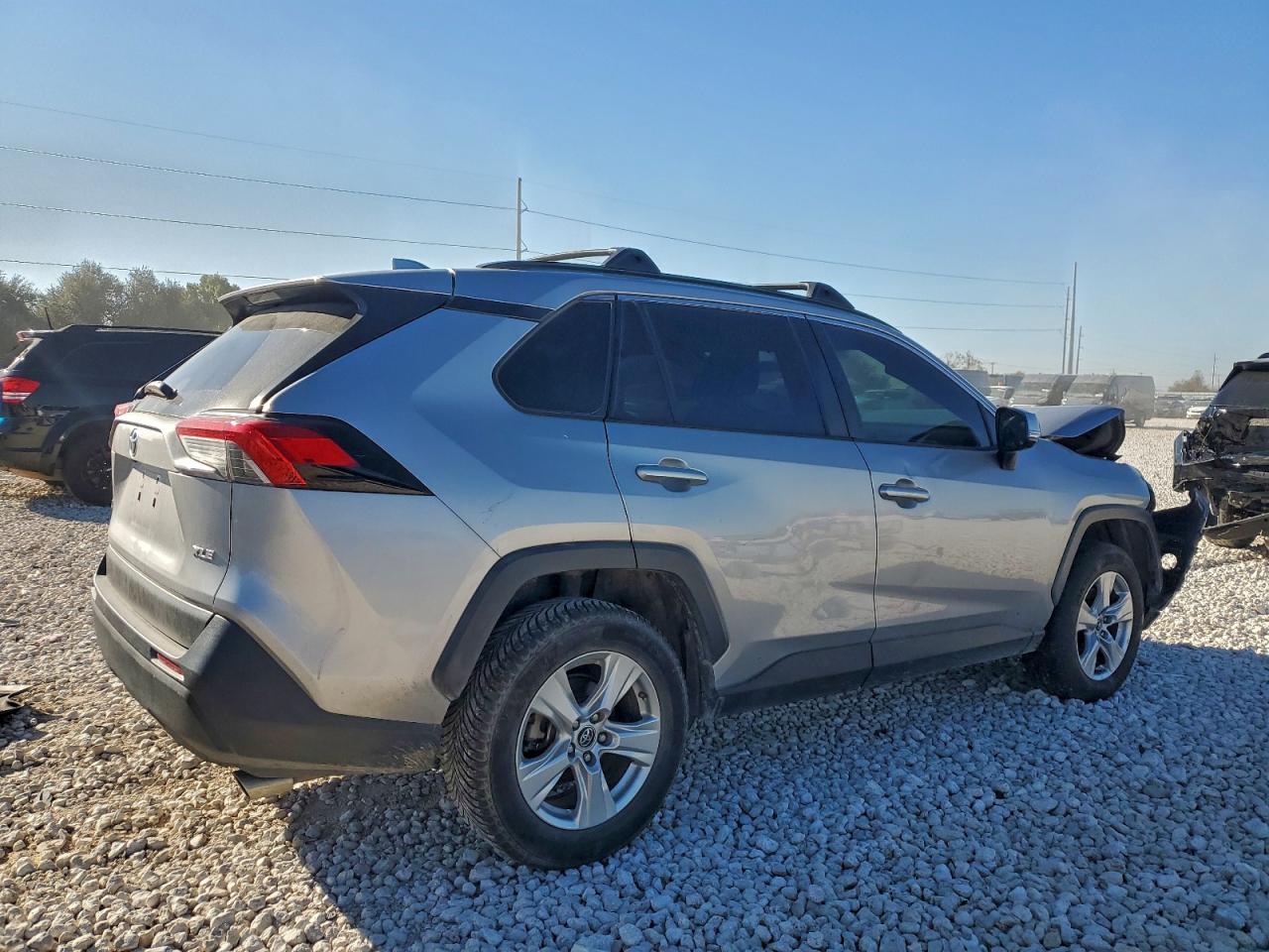 2019 TOYOTA RAV4 XLE photo 3