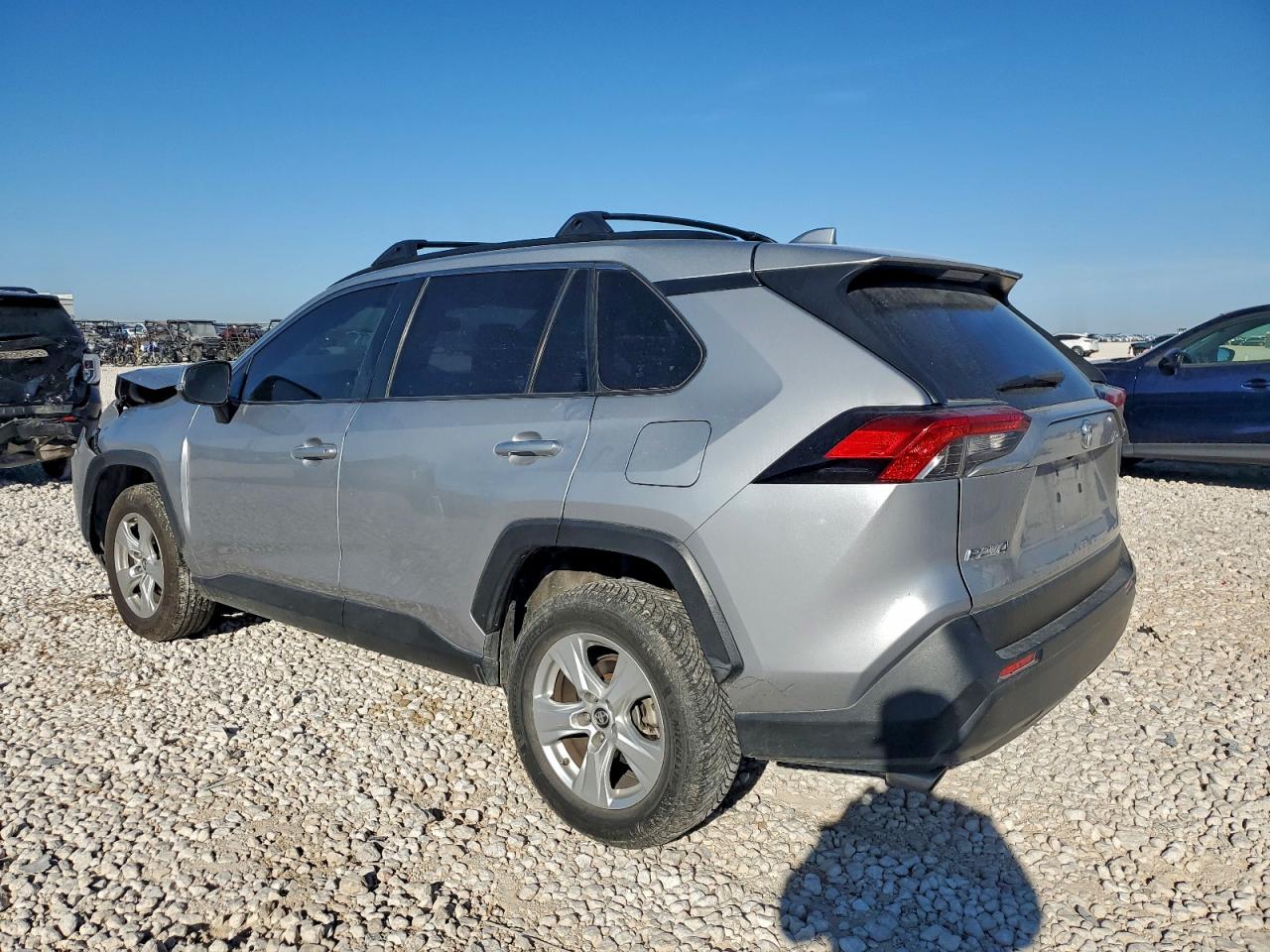 2019 TOYOTA RAV4 XLE photo 2