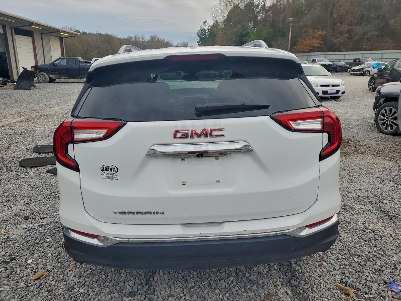 2024 GMC TERRAIN SLT photo 11