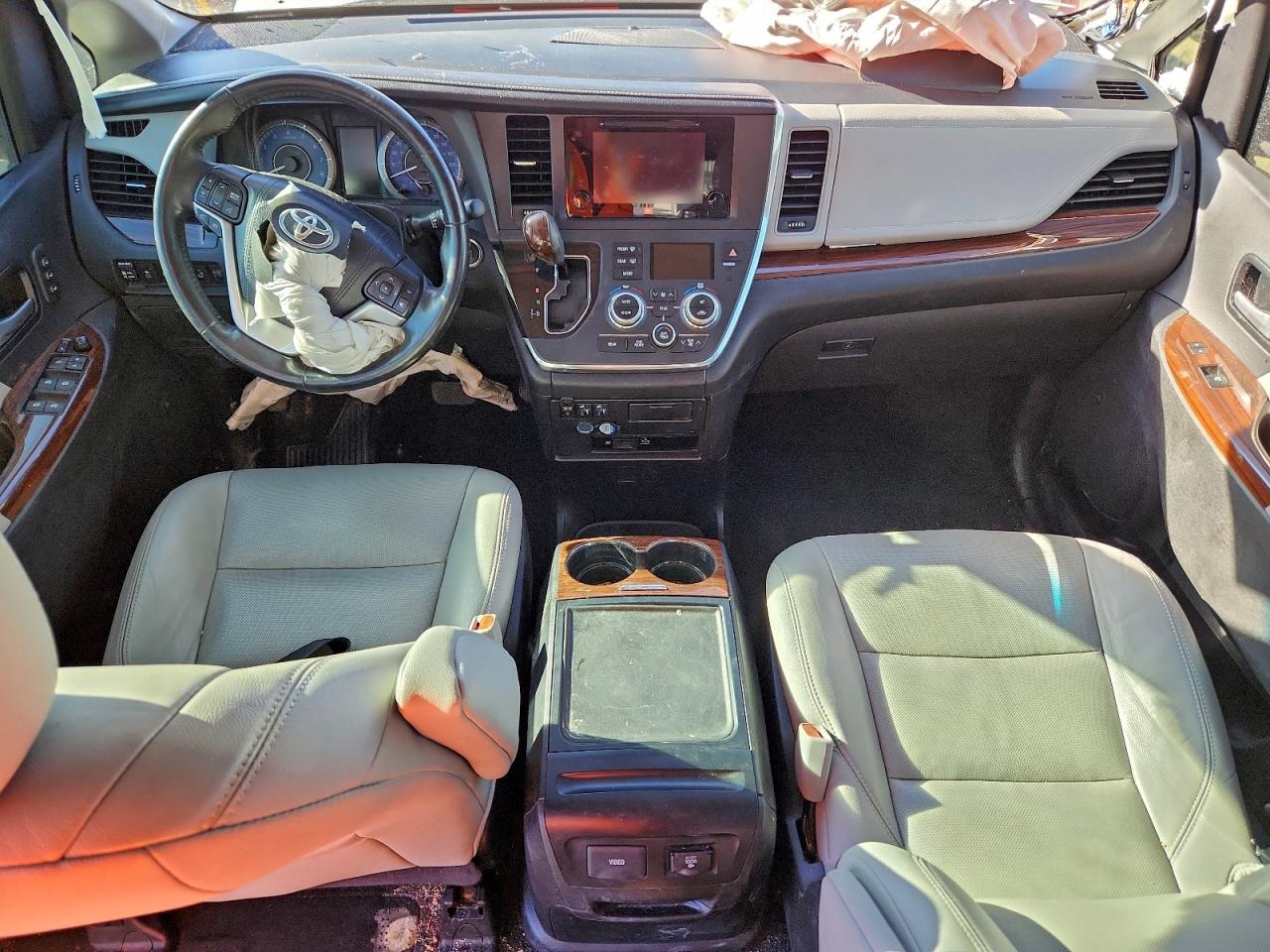 2017 TOYOTA SIENNA XLE photo 8