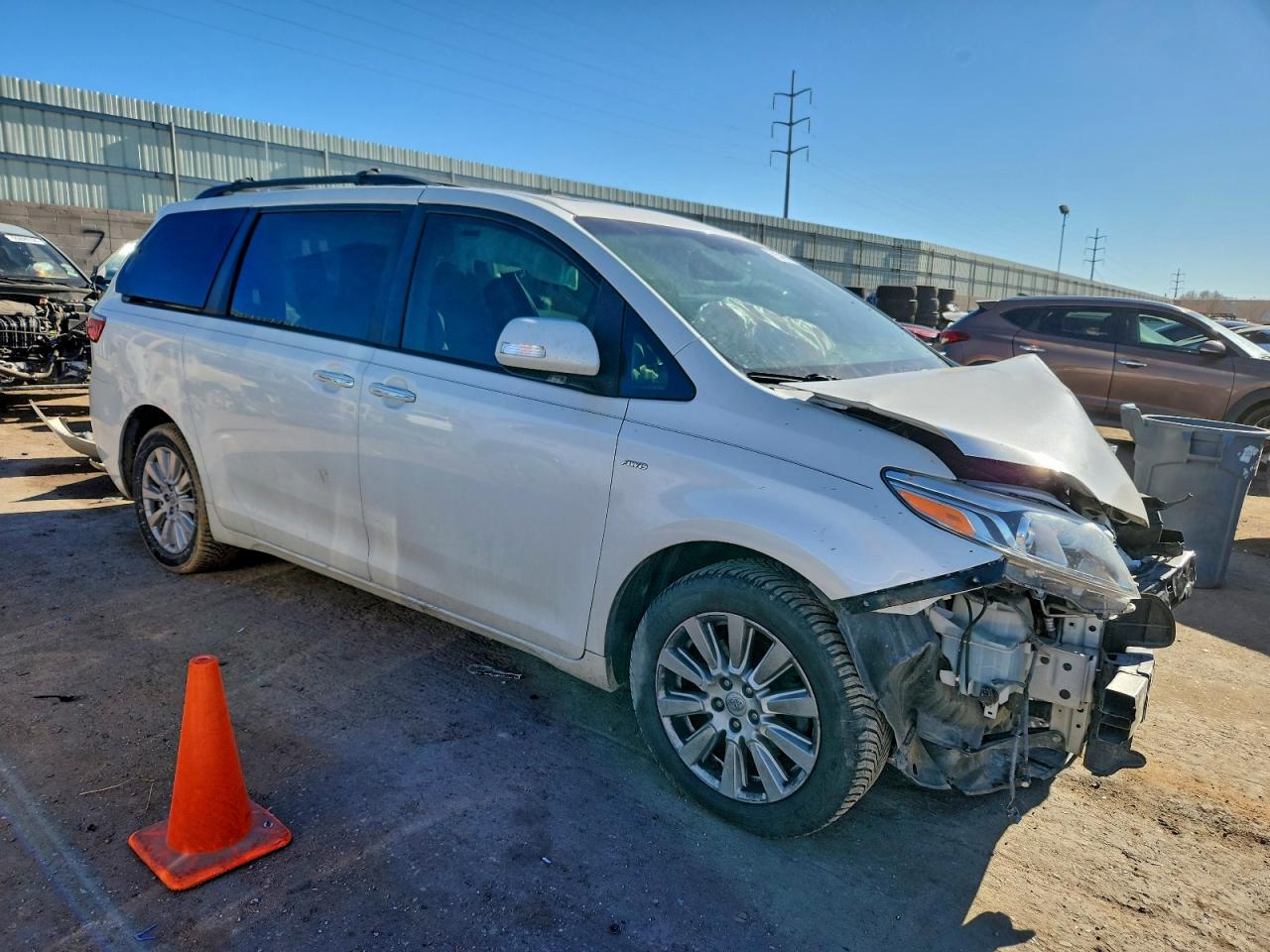 2017 TOYOTA SIENNA XLE photo 4