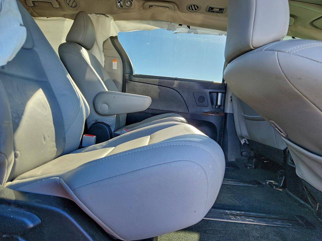 2017 TOYOTA SIENNA XLE photo 11