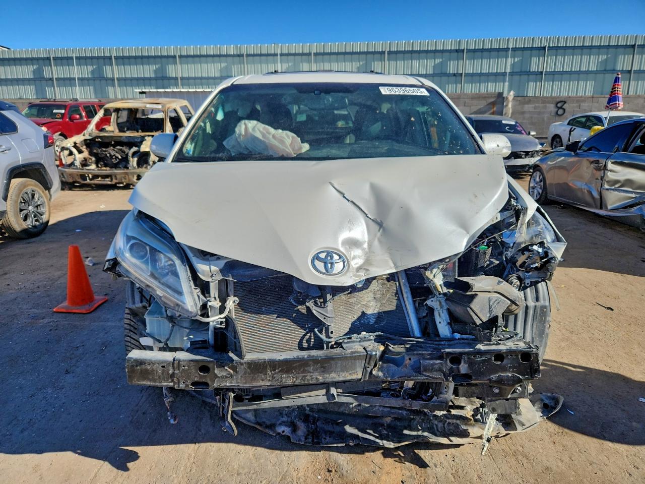 2017 TOYOTA SIENNA XLE photo 5