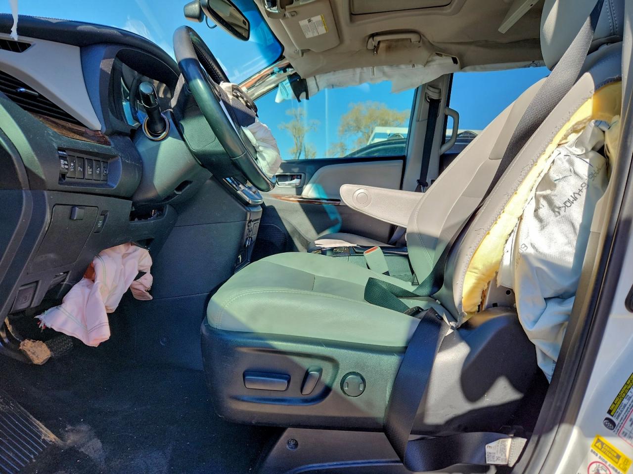 2017 TOYOTA SIENNA XLE photo 7