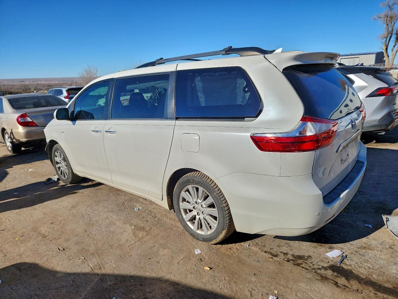 2017 TOYOTA SIENNA XLE photo 2