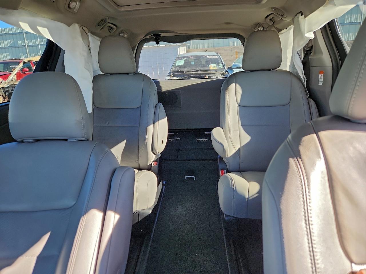 2017 TOYOTA SIENNA XLE photo 10