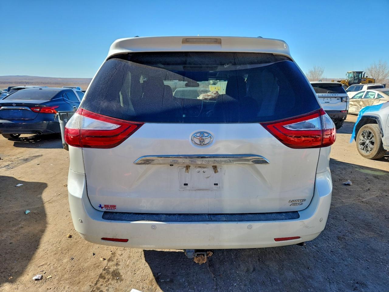 2017 TOYOTA SIENNA XLE photo 6