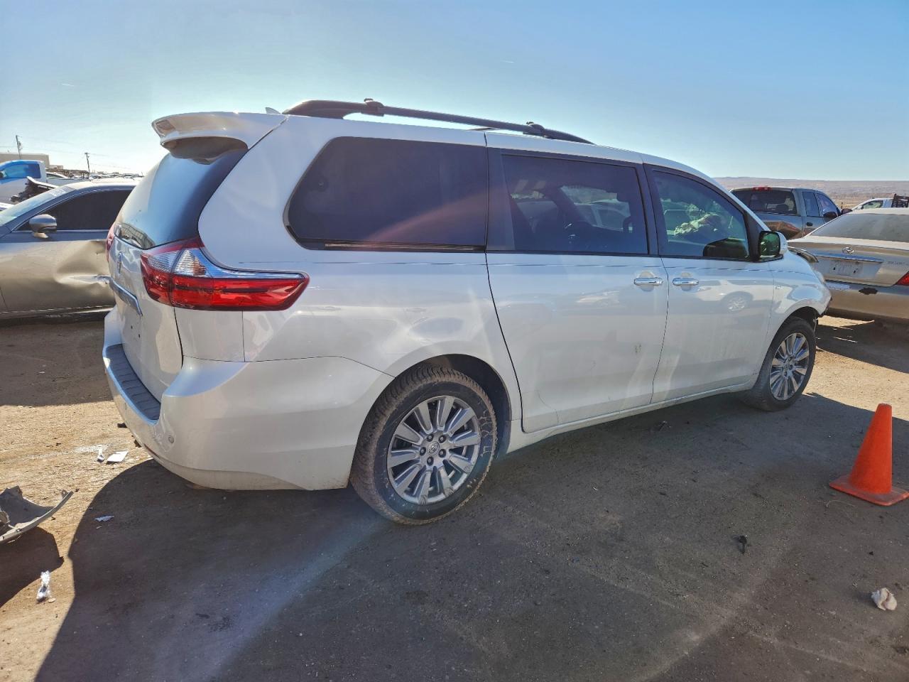 2017 TOYOTA SIENNA XLE photo 3