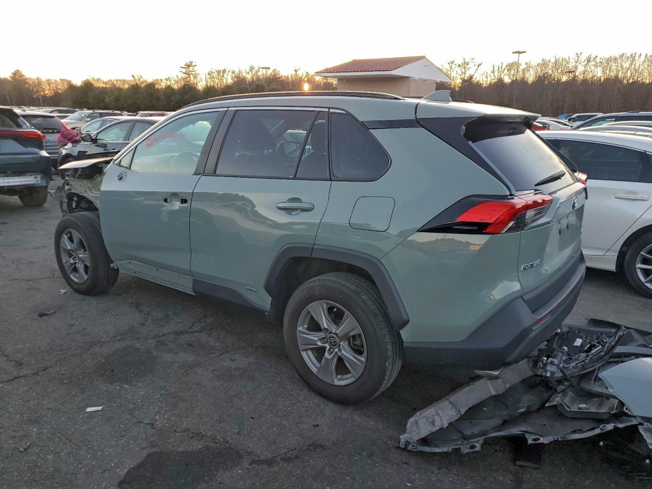 2022 TOYOTA RAV4 XLE photo 2