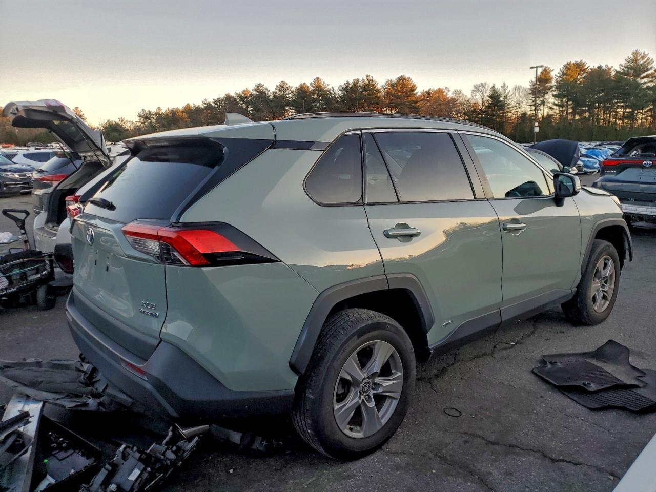 2022 TOYOTA RAV4 XLE photo 3