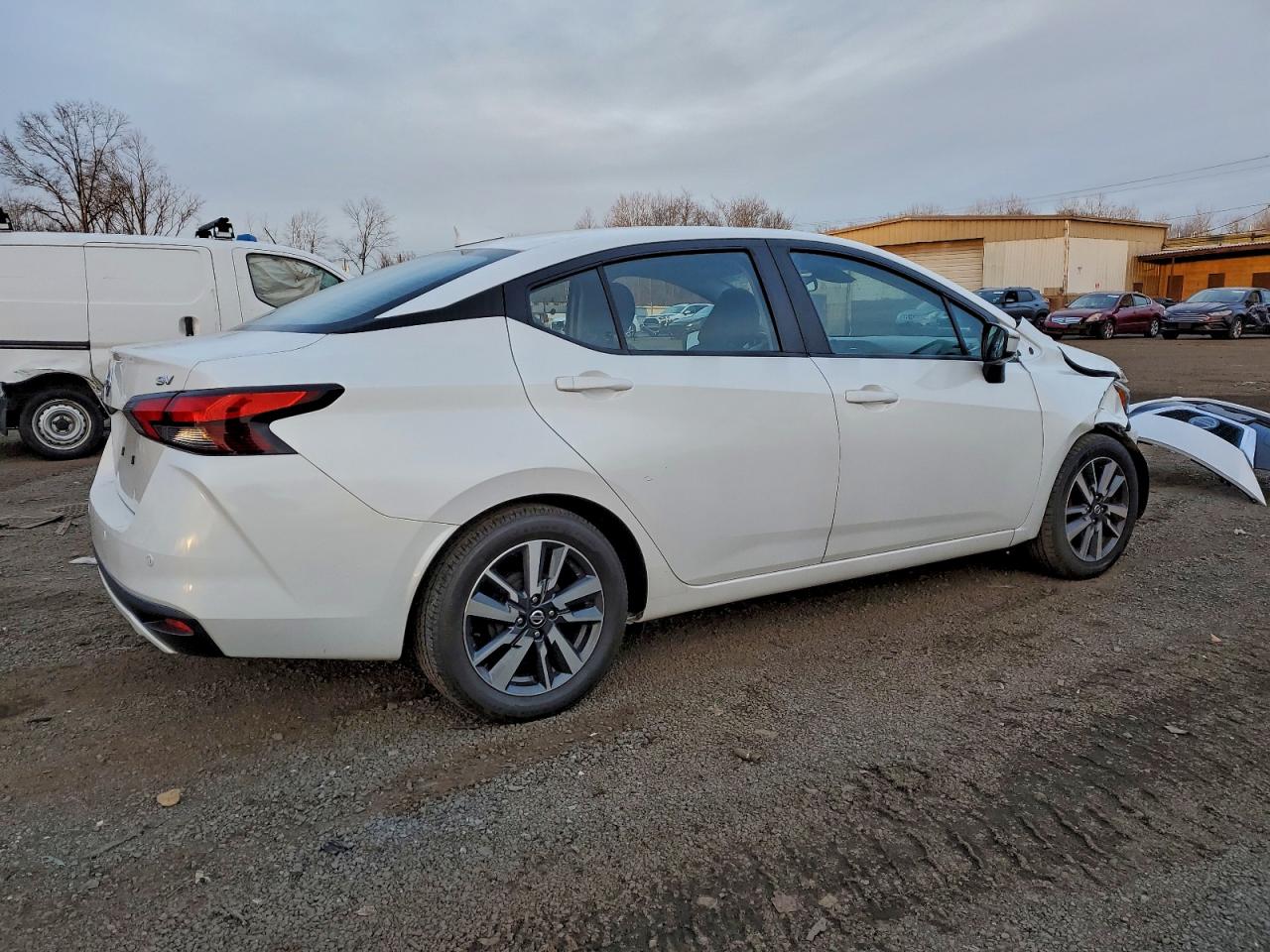 2021 NISSAN VERSA SV photo 3