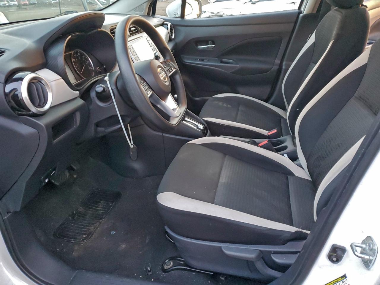 2021 NISSAN VERSA SV photo 7