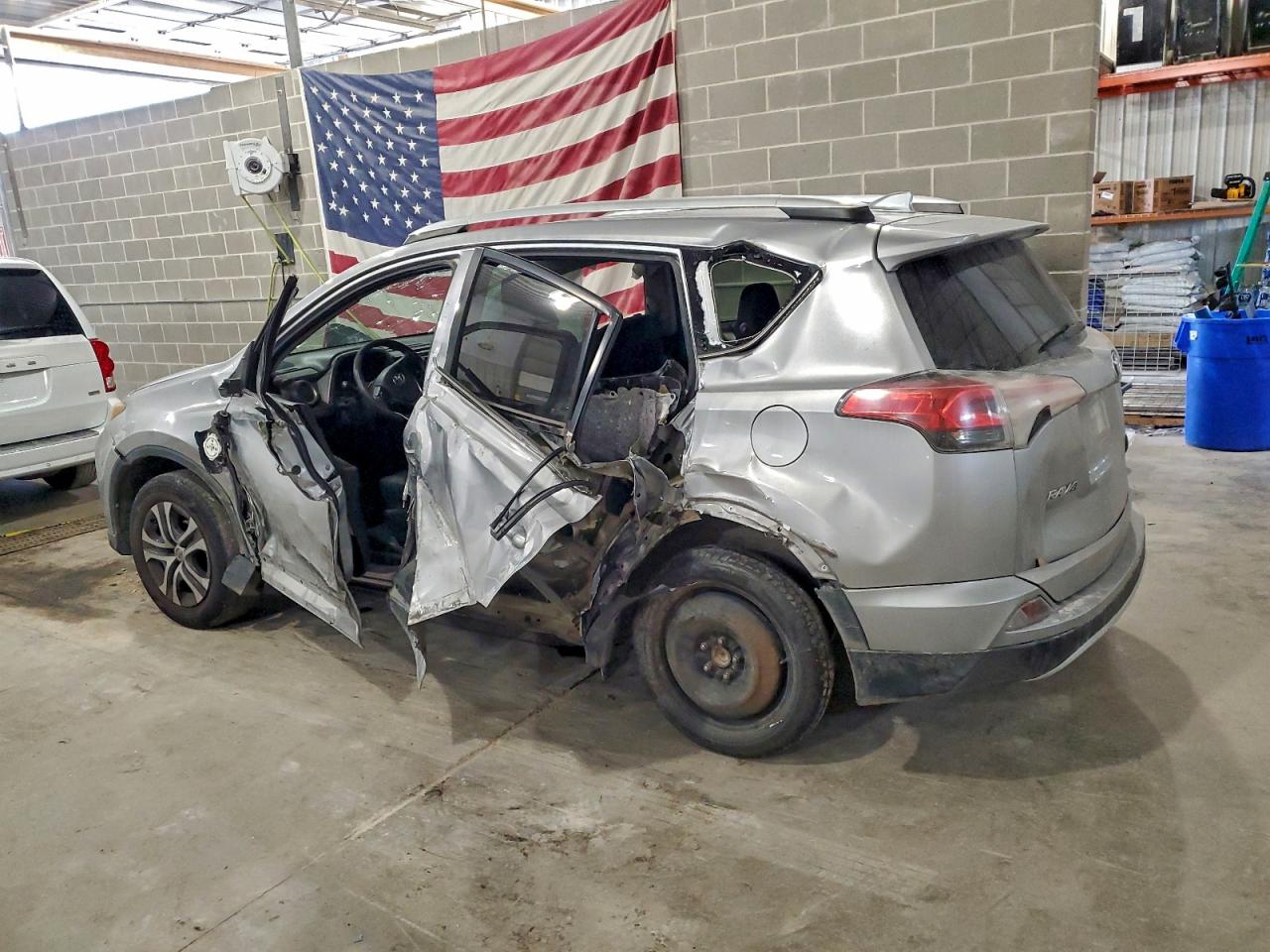 2016 TOYOTA RAV4 LE photo 2