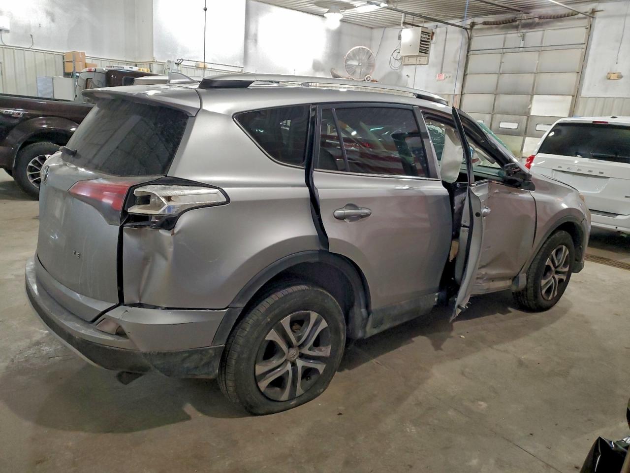 2016 TOYOTA RAV4 LE photo 3