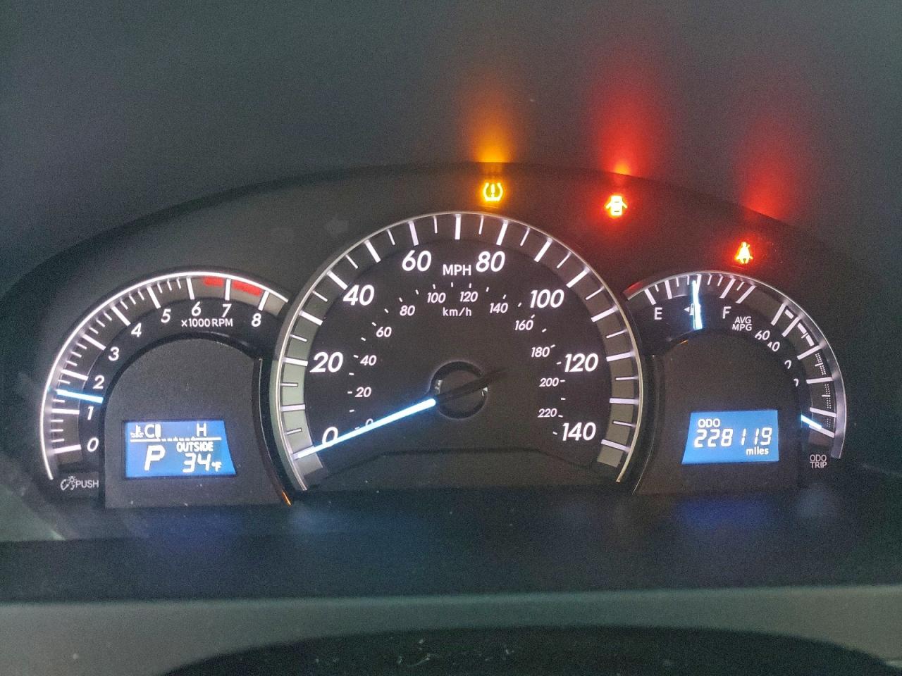 2014 TOYOTA CAMRY L photo 9