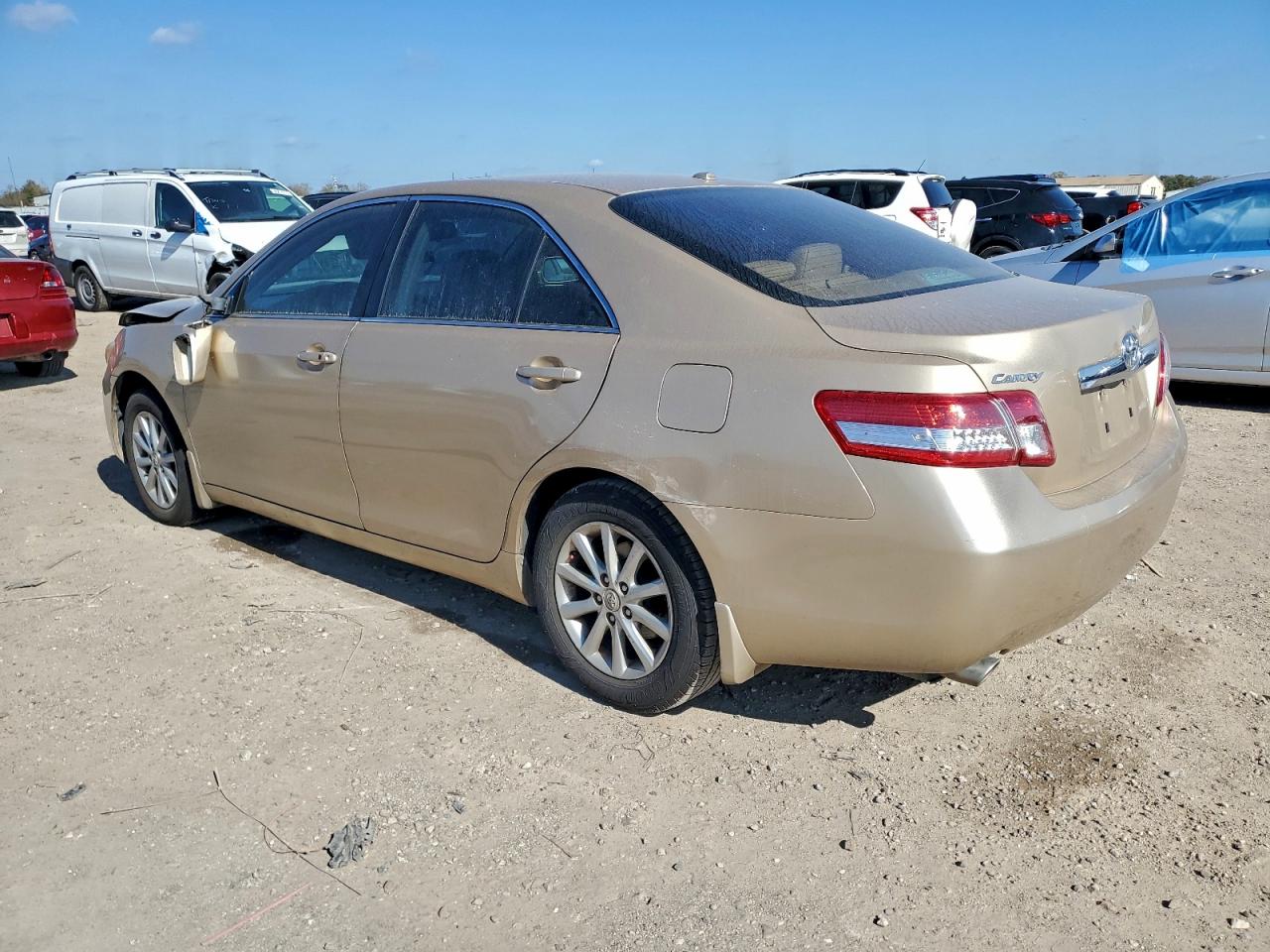 2011 TOYOTA CAMRY SE photo 2
