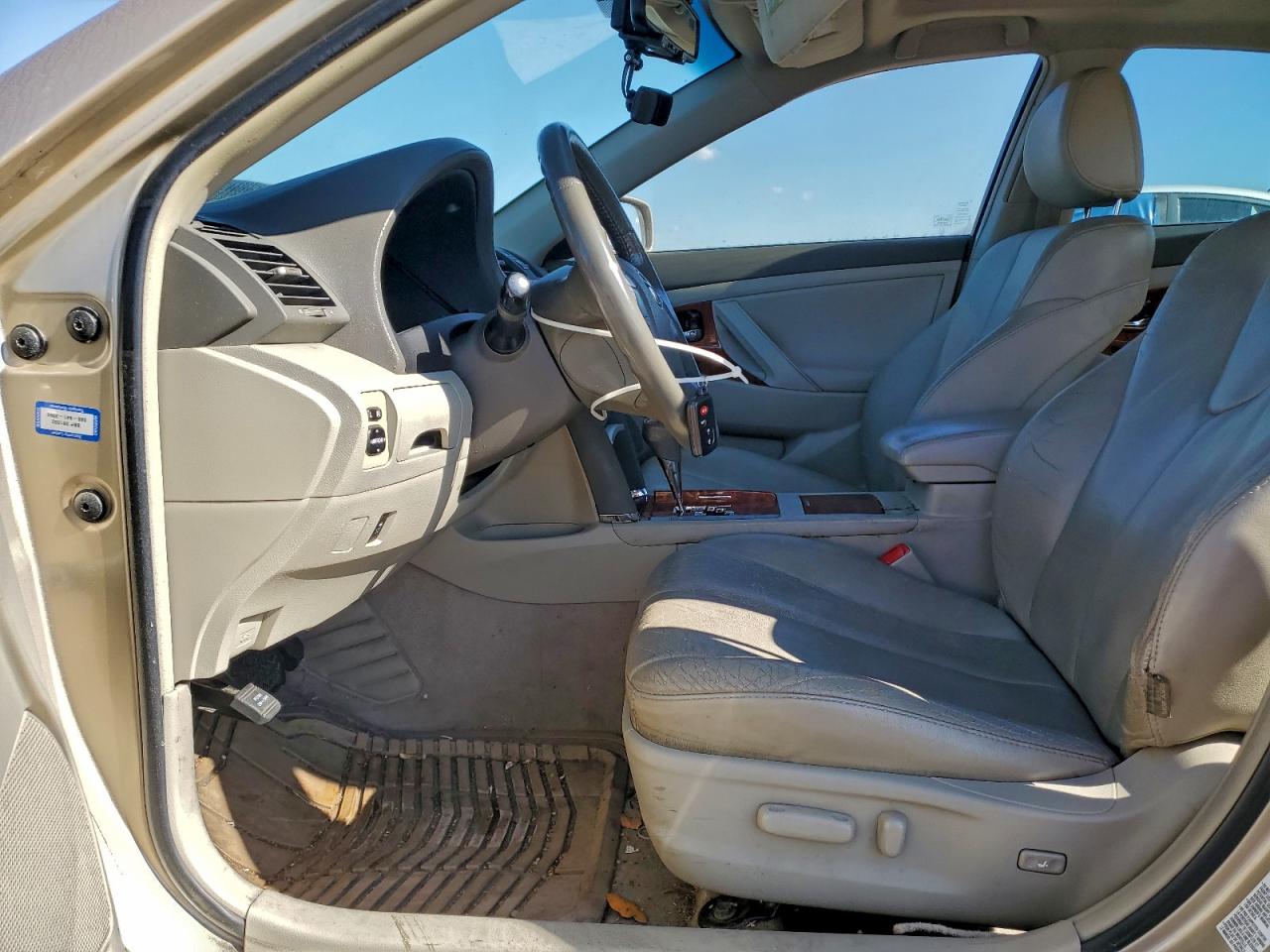 2011 TOYOTA CAMRY SE photo 7