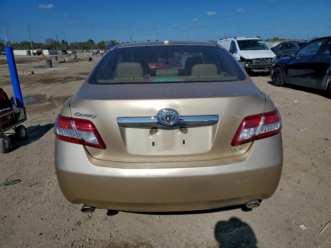 2011 TOYOTA CAMRY SE photo 6