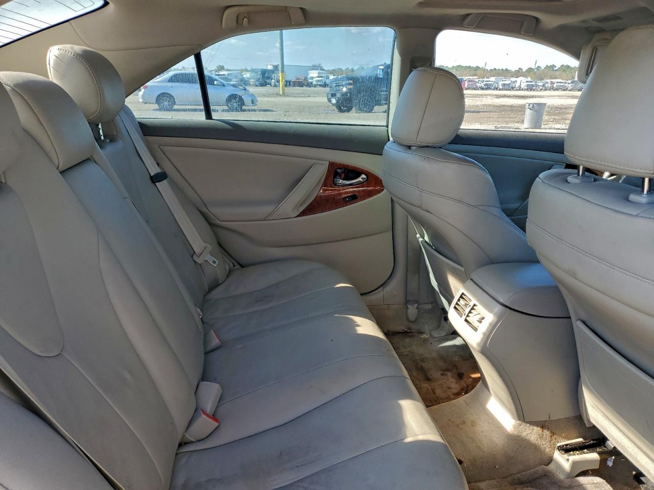 2011 TOYOTA CAMRY SE photo 10