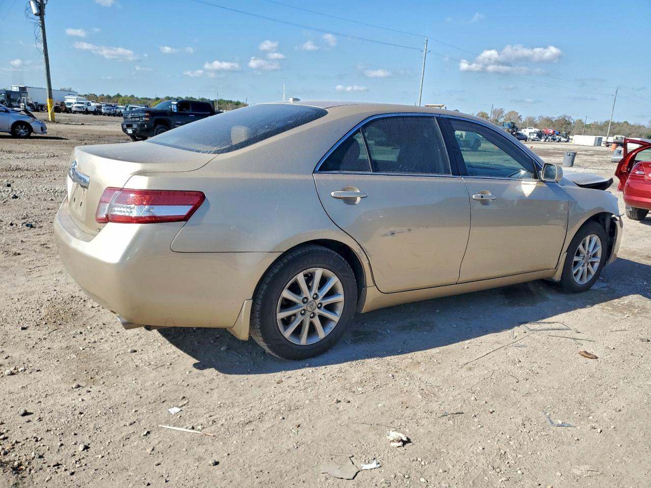 2011 TOYOTA CAMRY SE photo 3