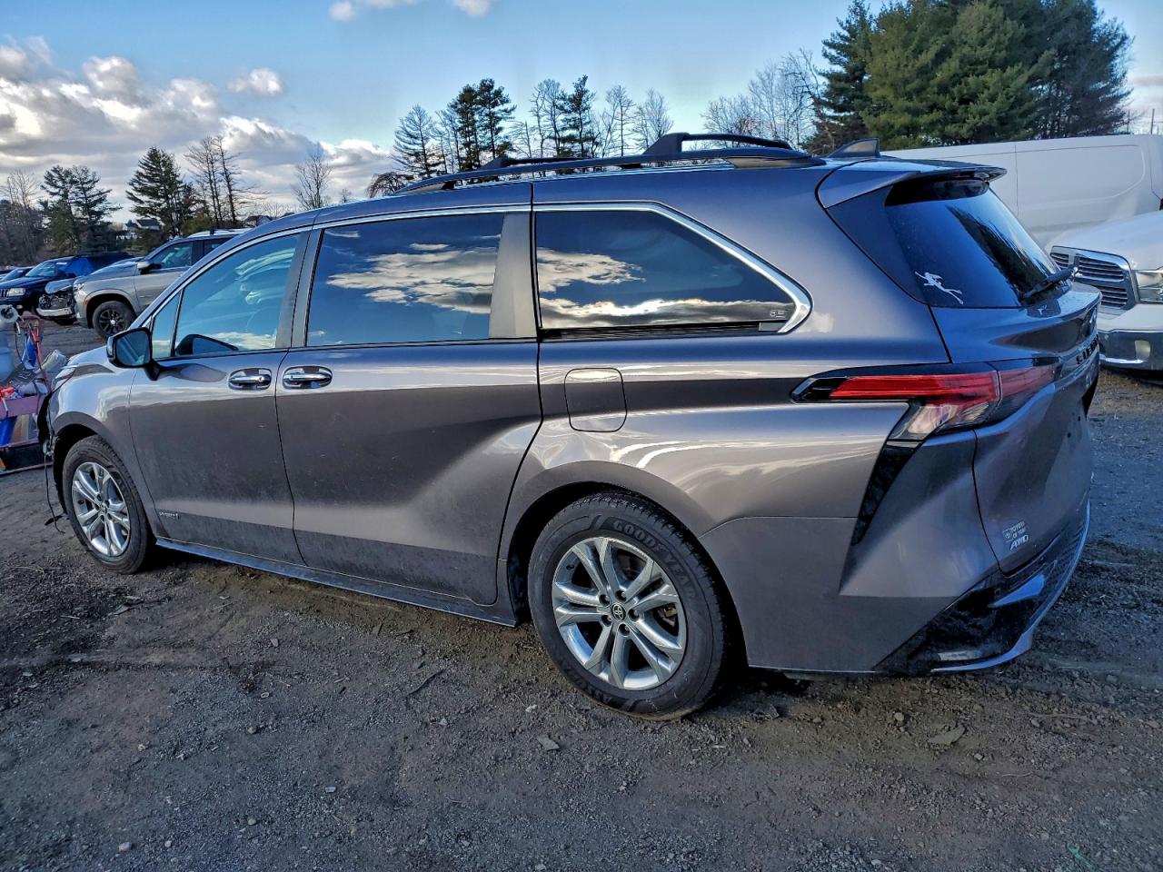 2021 TOYOTA SIENNA XSE photo 2