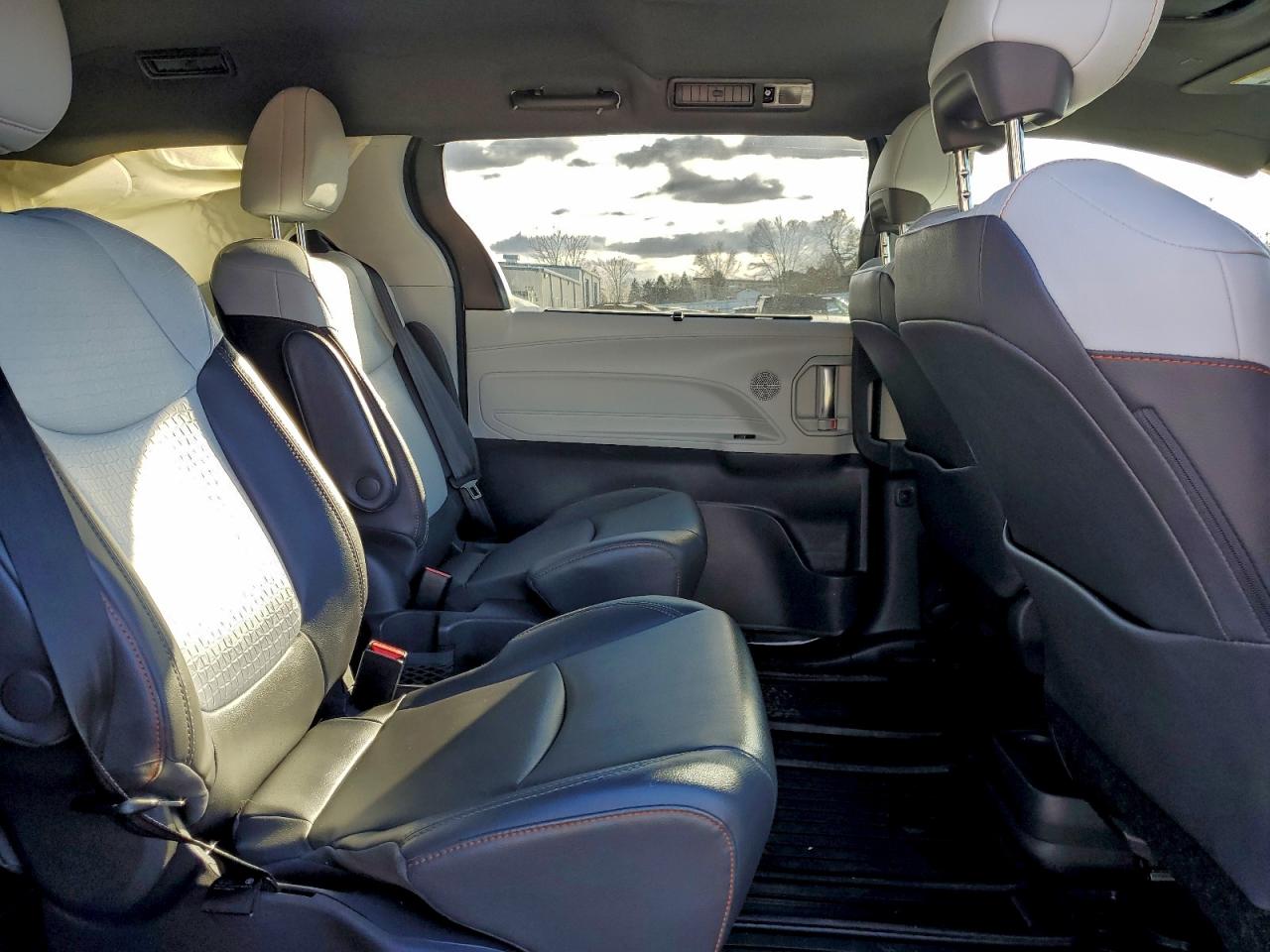 2021 TOYOTA SIENNA XSE photo 11