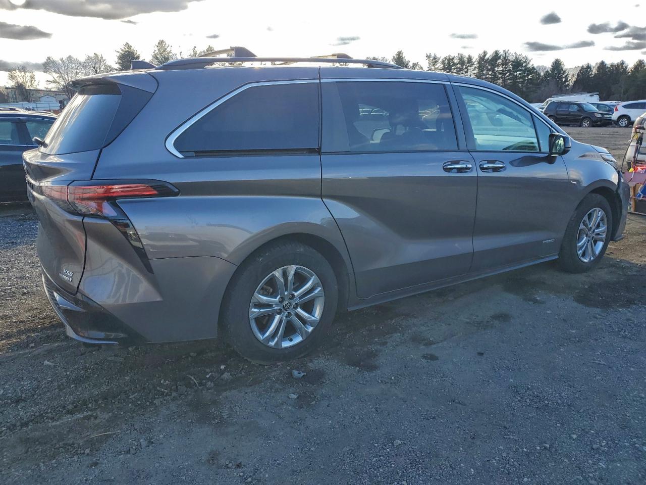 2021 TOYOTA SIENNA XSE photo 3