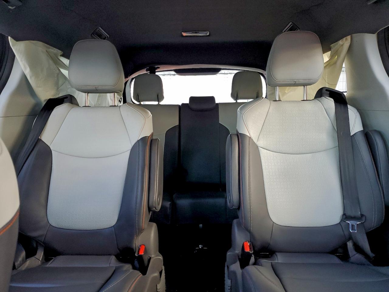 2021 TOYOTA SIENNA XSE photo 10
