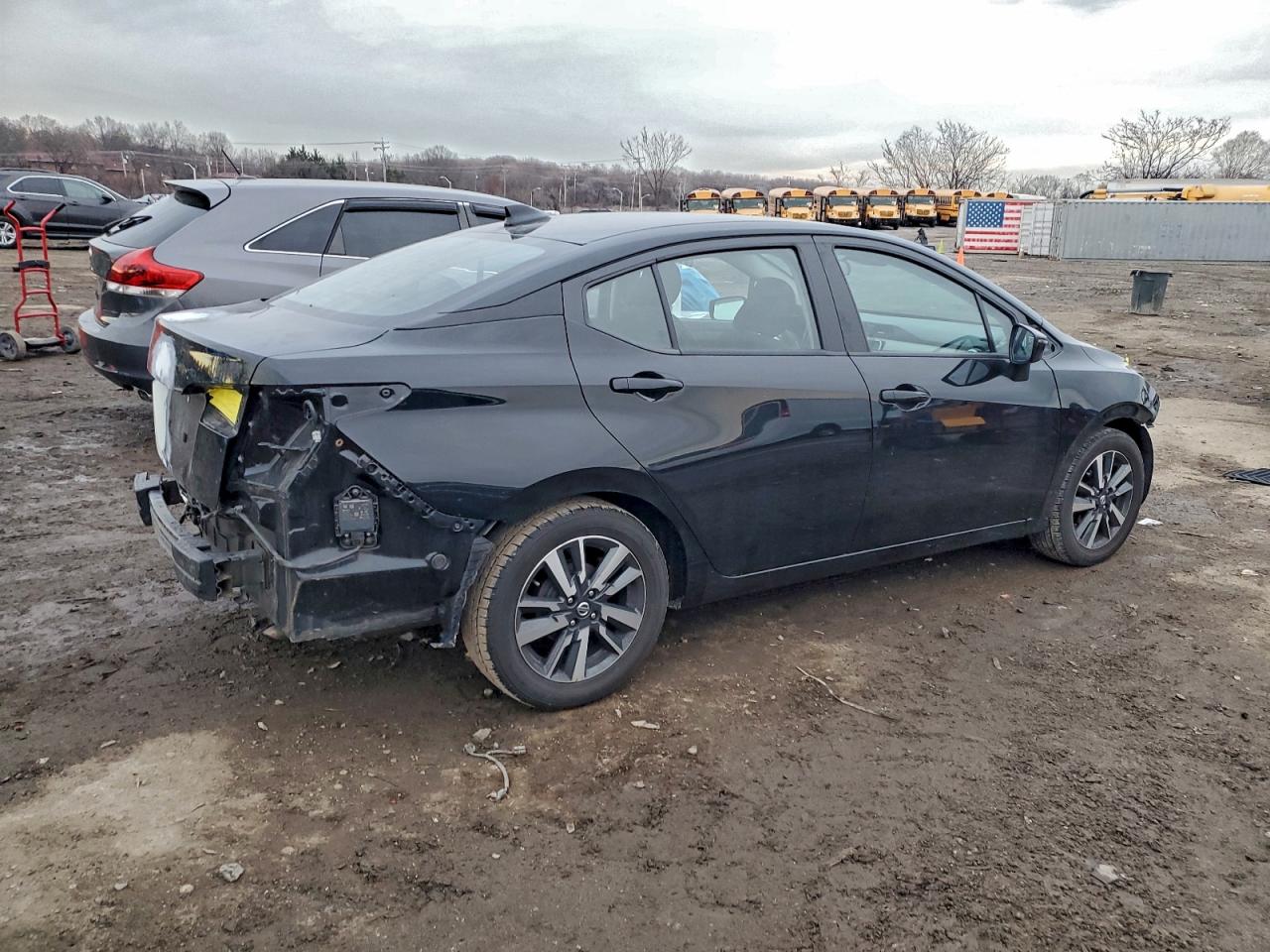 2021 NISSAN VERSA SV photo 3