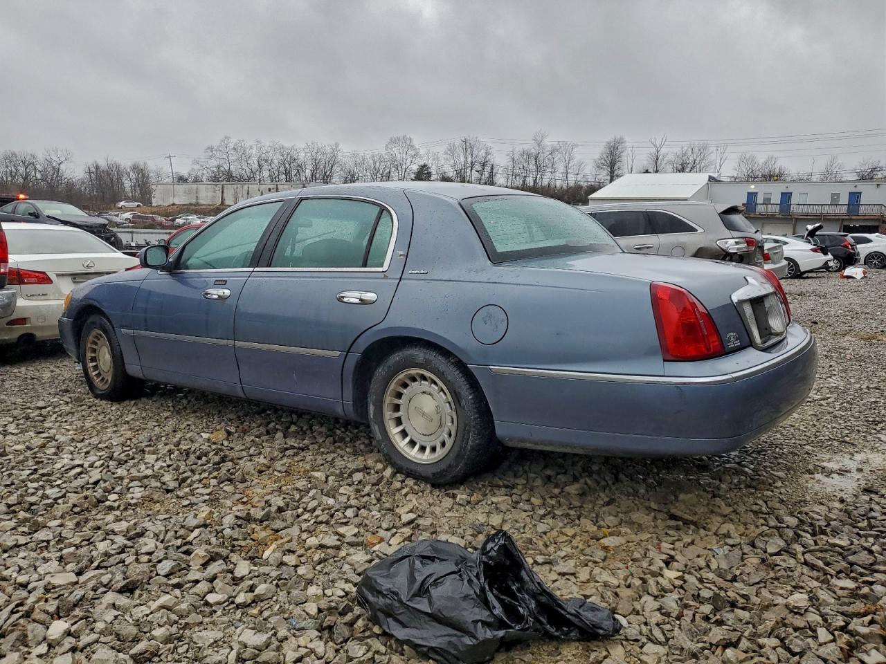 2000 LINCOLN TOWN CAR EXECUTIVE photo 2