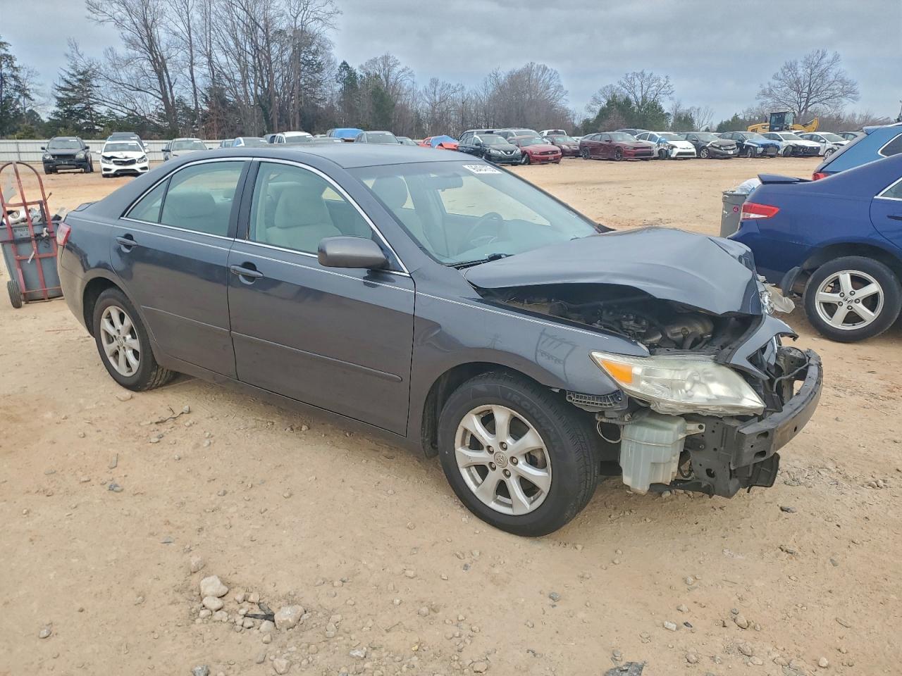 2011 TOYOTA CAMRY LE photo 4