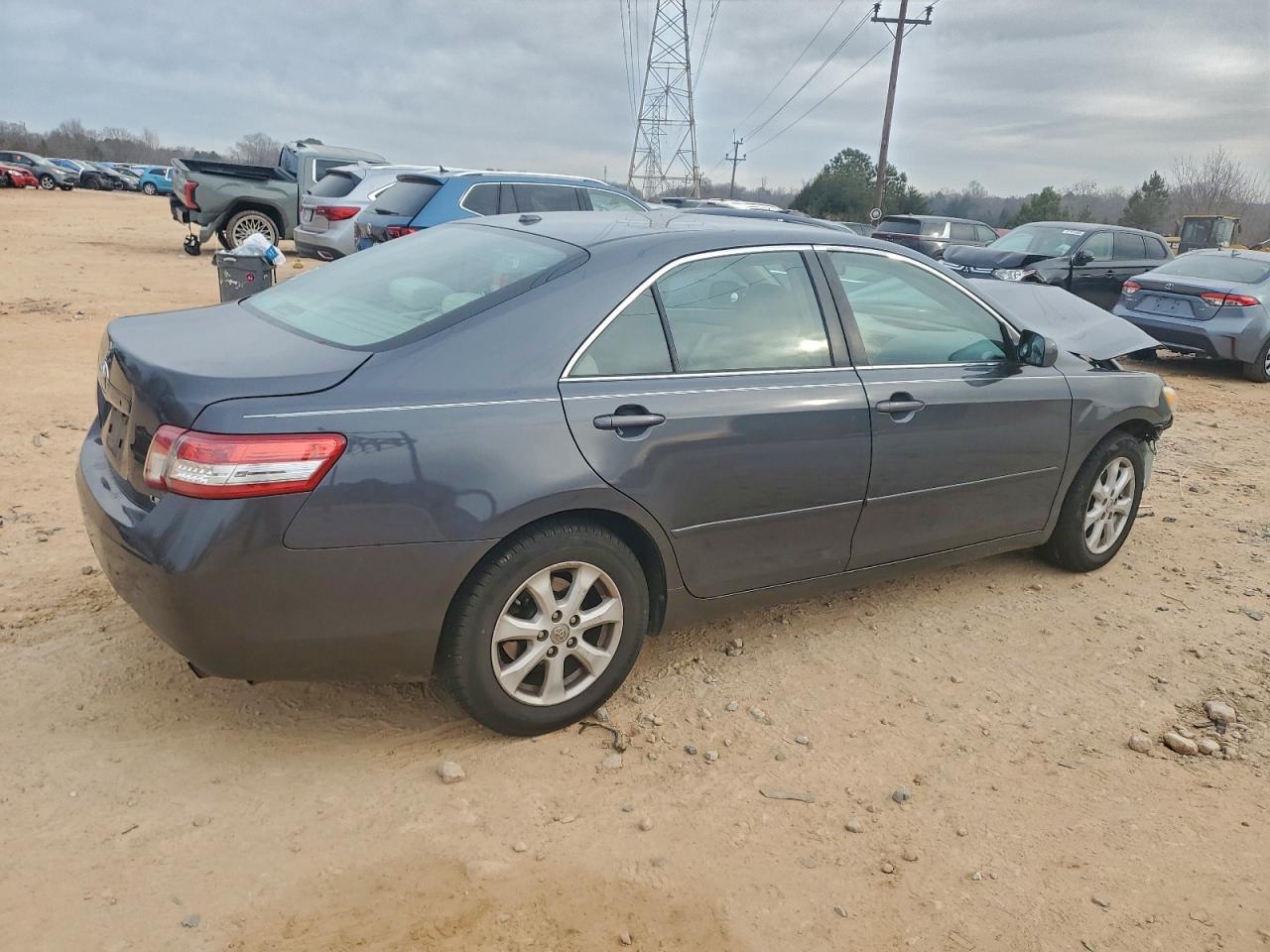 2011 TOYOTA CAMRY LE photo 3