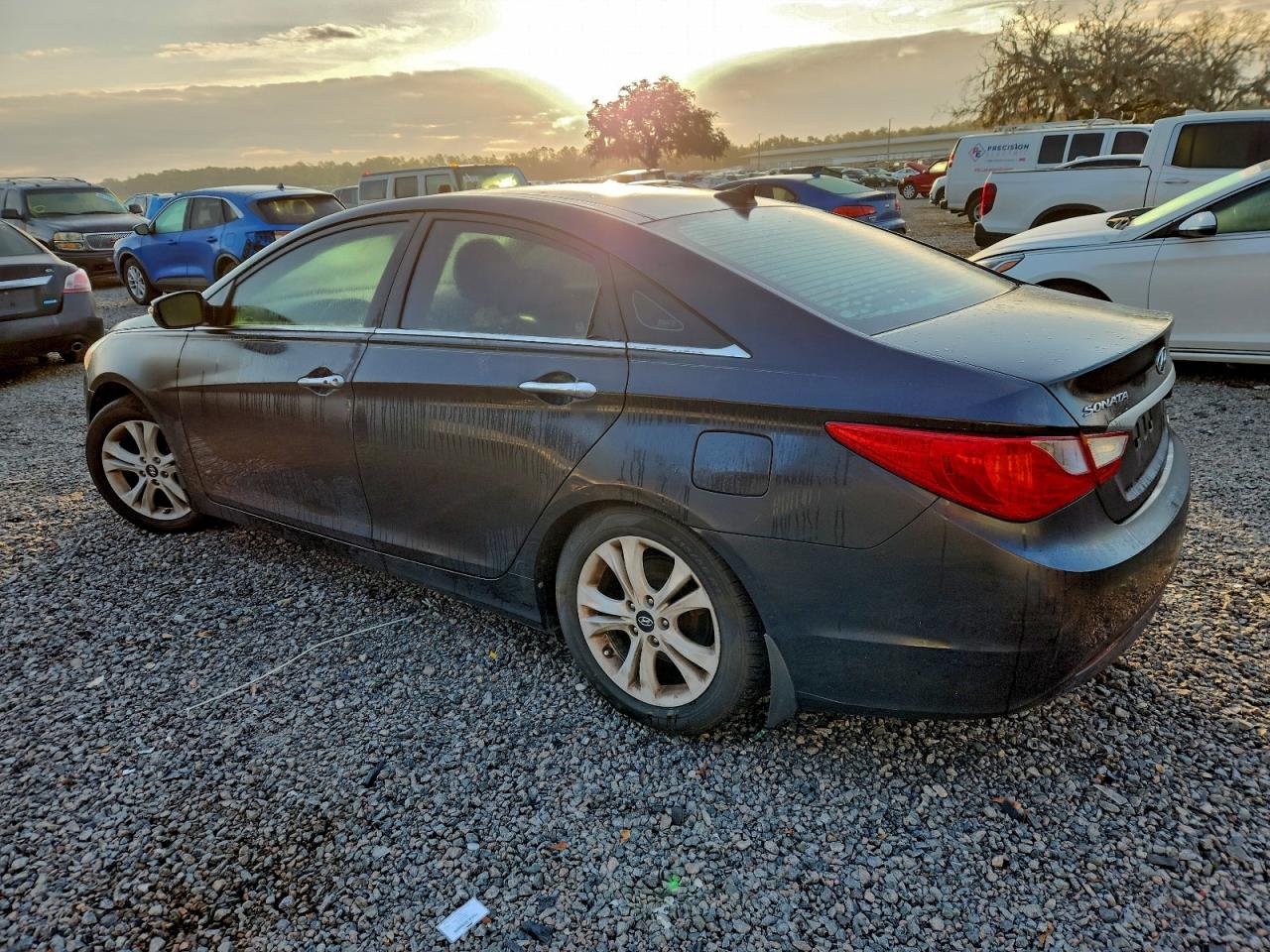 2012 HYUNDAI SONATA SE photo 2