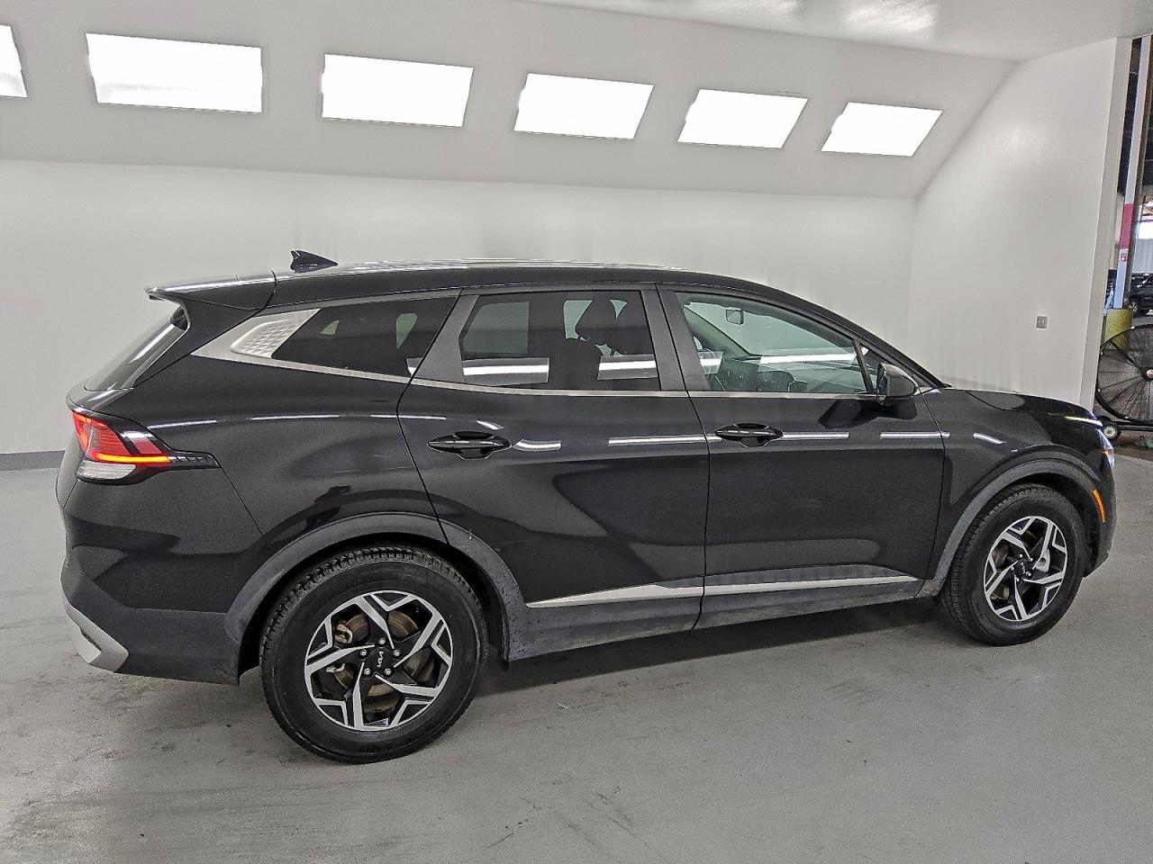 2023 KIA SPORTAGE LX photo 3